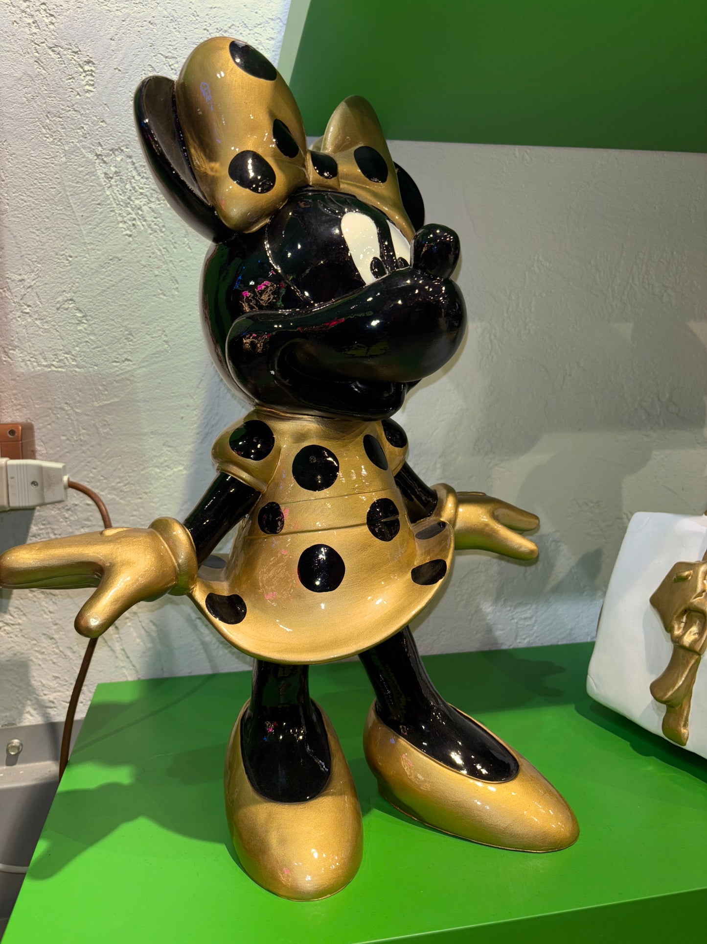 Minnie personaggio femminile della famiglia di topolino realizzata in resina in colore oro e nero