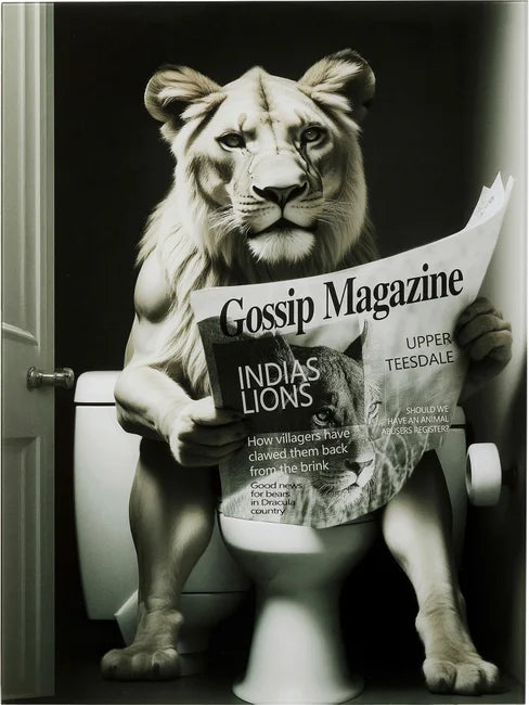 Leonessa Relax in Bagno che Legge Giornale di Gossip