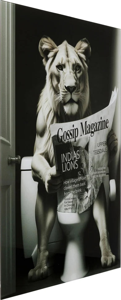 Leonessa Relax in Bagno che Legge Giornale di Gossip