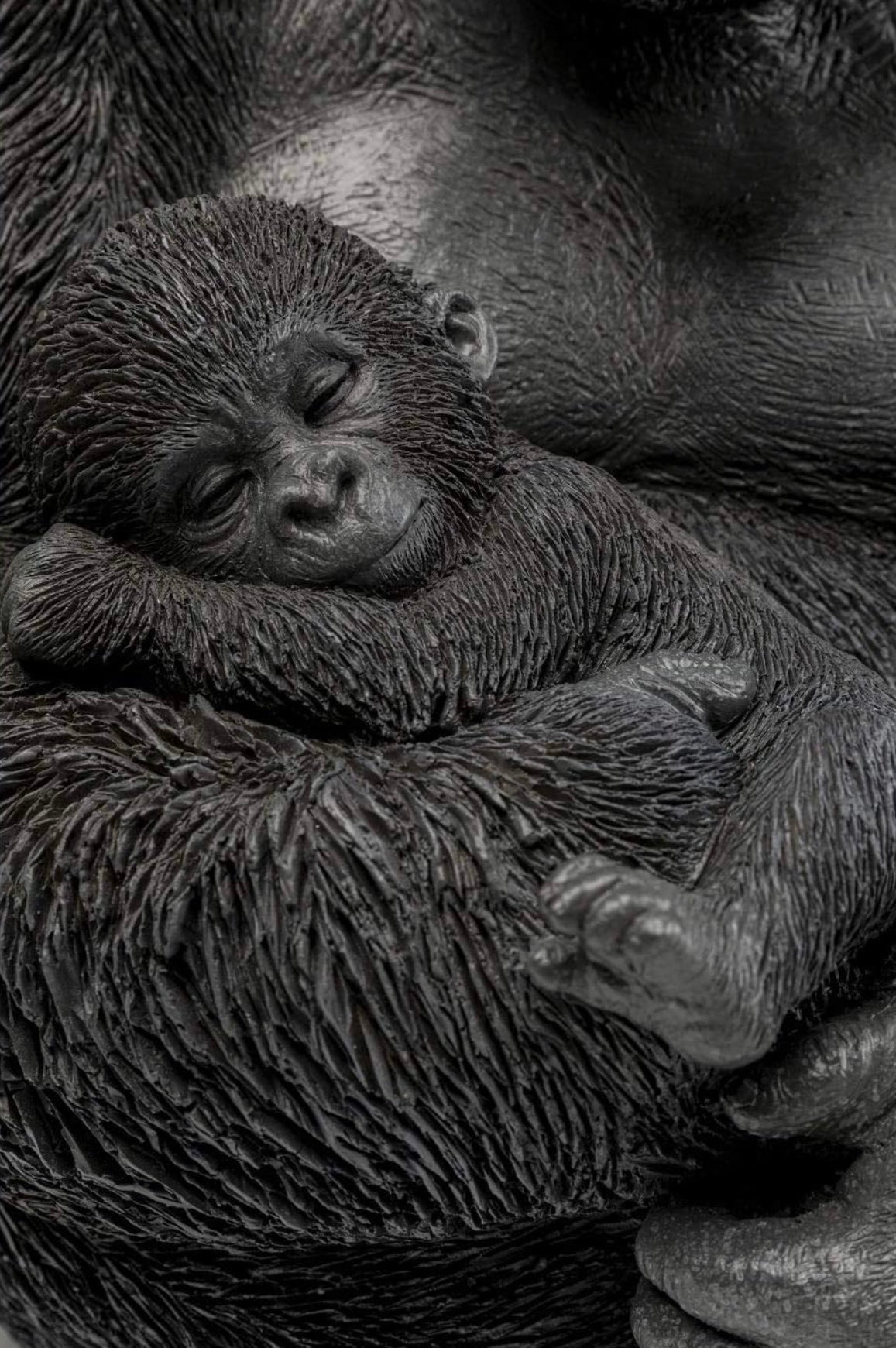 Gorilla With Baby - Statua di Gorilla con cucciolo addormentato in resina di colore nero
