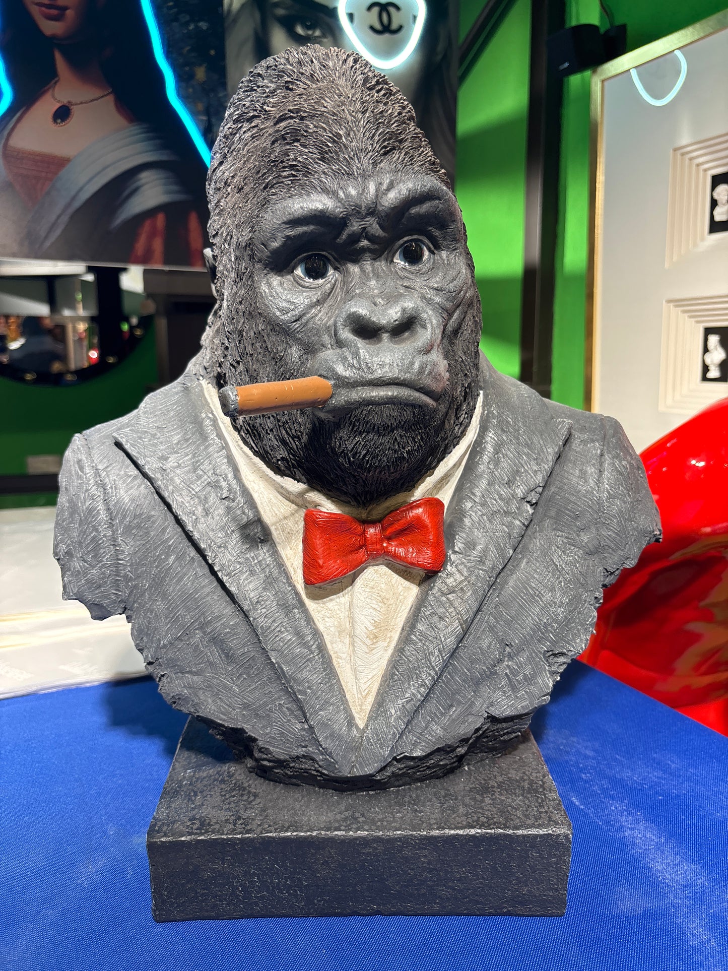 Gorilla umanizzato vestito di tutto punto con papillon rosso e sigaro. vista frontale