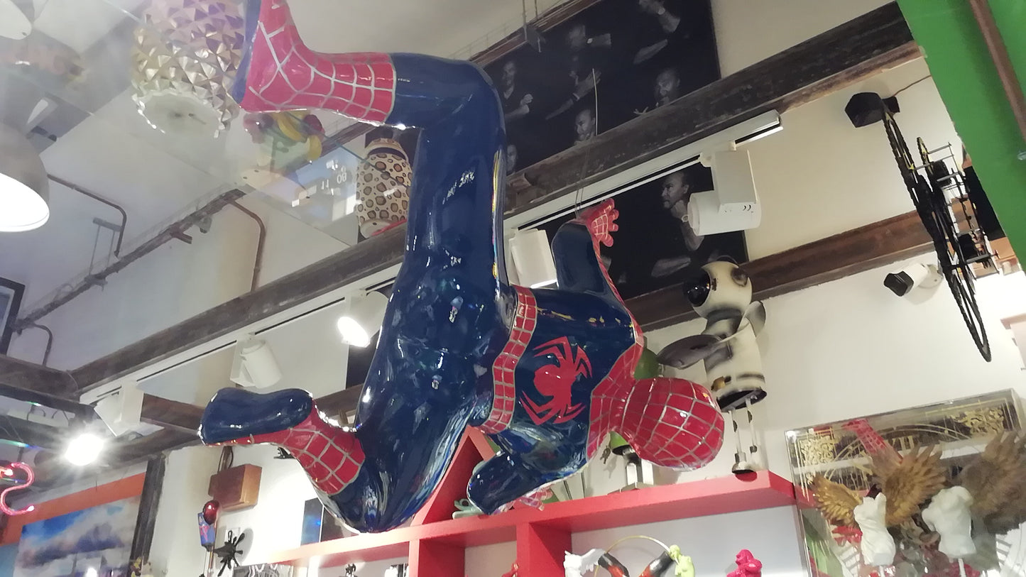 Statua Spiderman Uomo Ragno da appendere per un effetto scenico.