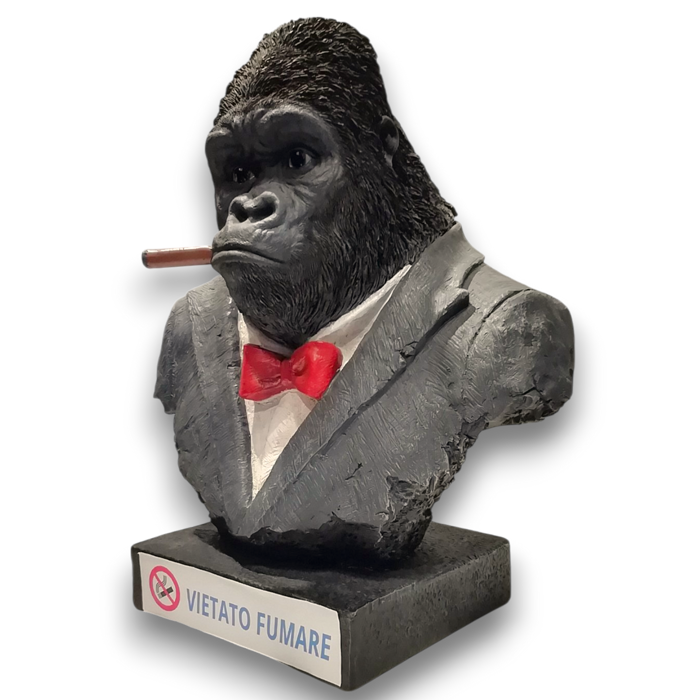 Gorilla umanizzato vestito di tutto punto con papillon rosso e sigaro.