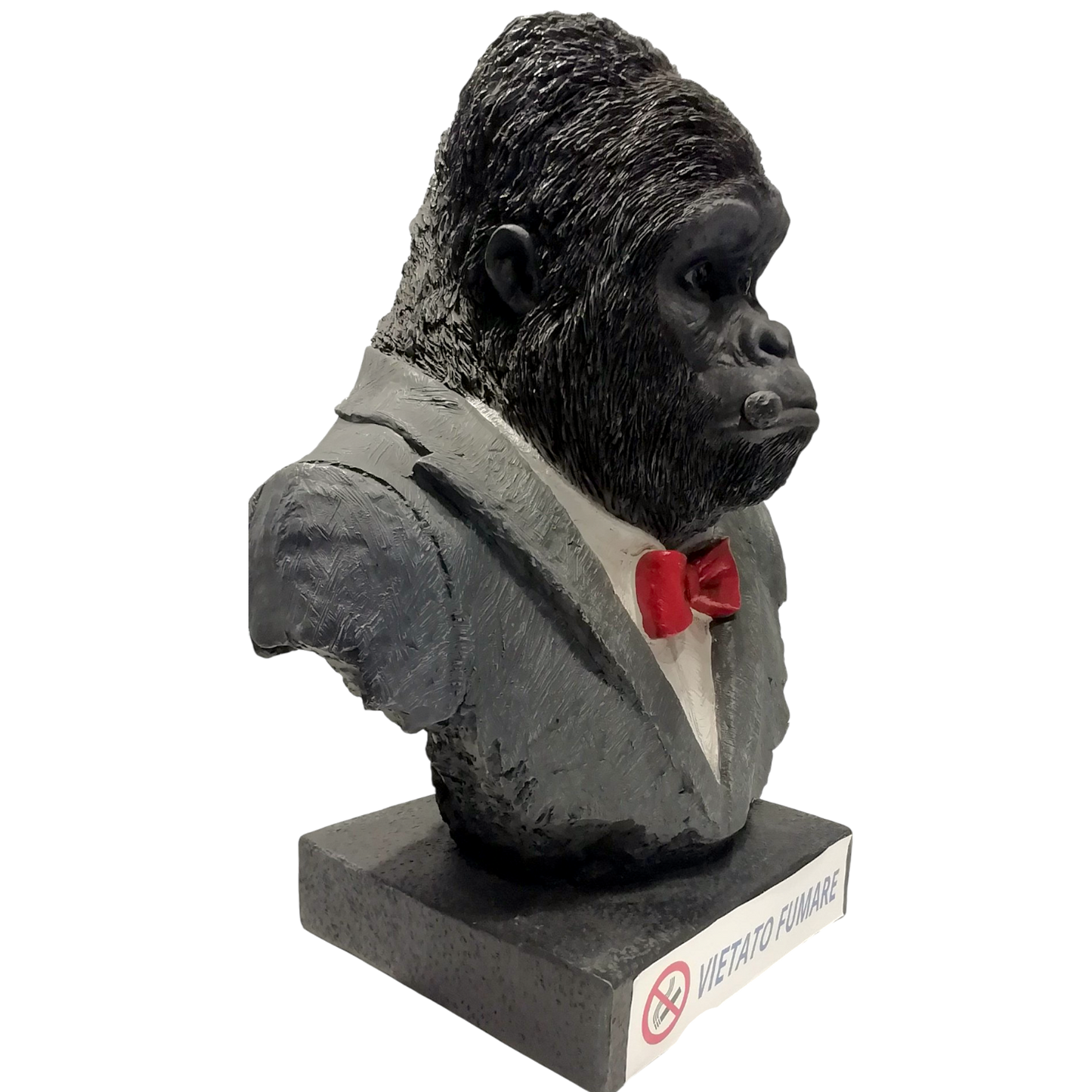 Gorilla umanizzato vestito di tutto punto con papillon rosso e sigaro. vista laterale