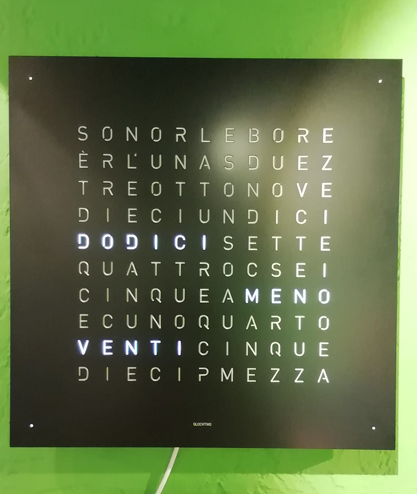 Orologio a muro con quadrante a cruciverba e lettere a led.