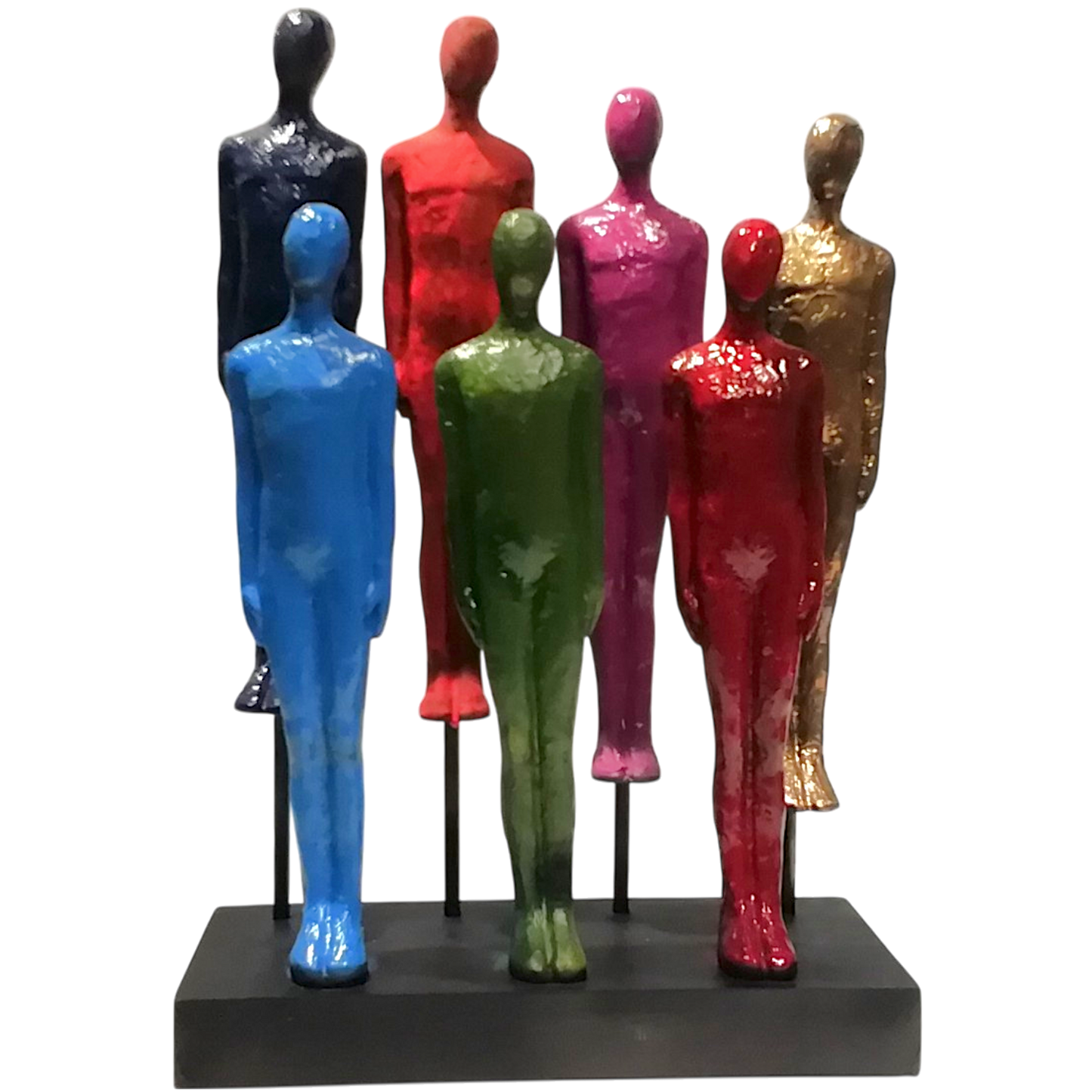 Scultura "Group" raffigurante sette sagome di persone realizzate a mano e colorate ognuna con un colore differente. vista frontale