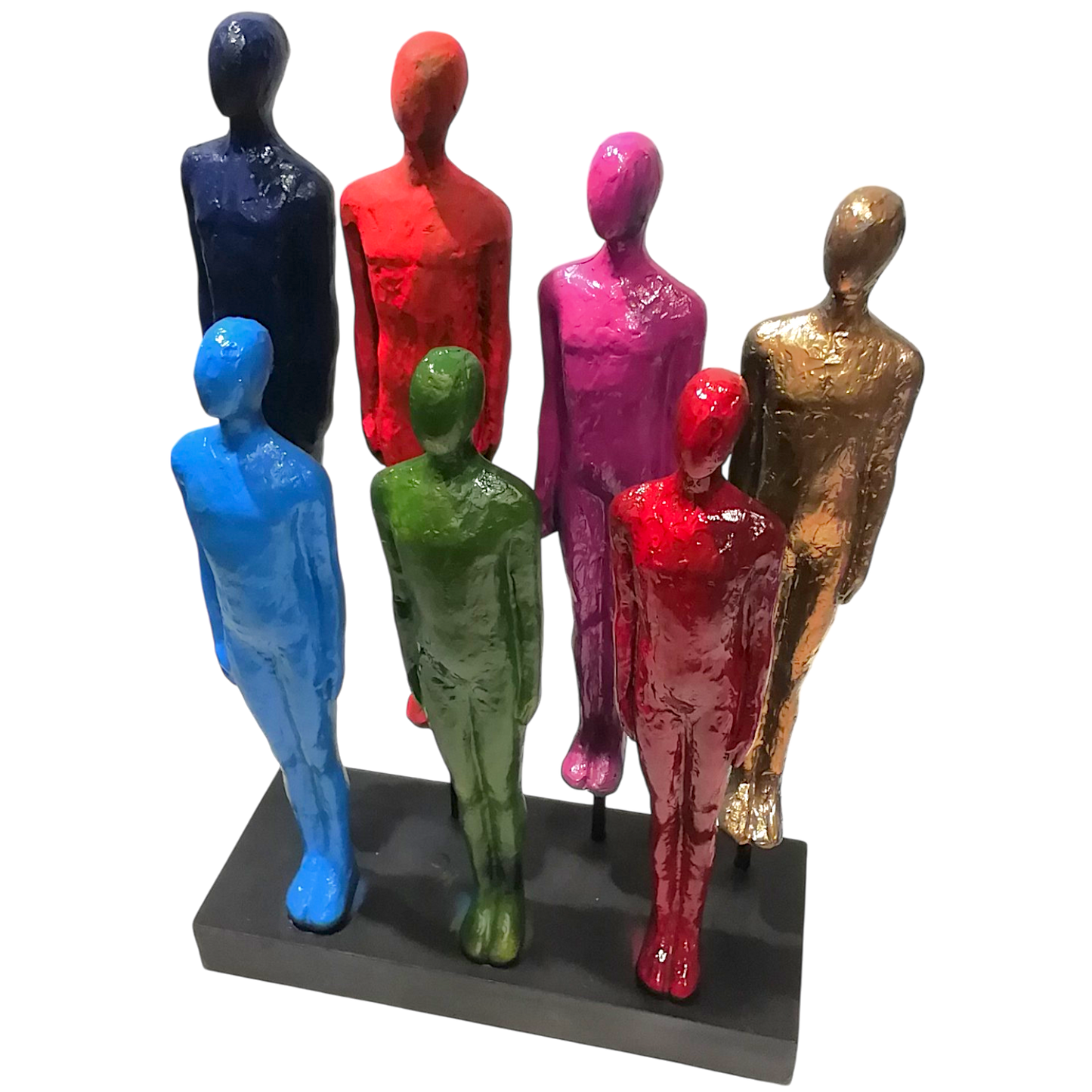Scultura "Group" raffigurante sette sagome di persone realizzate a mano e colorate ognuna con un colore differente. vista tre quarti