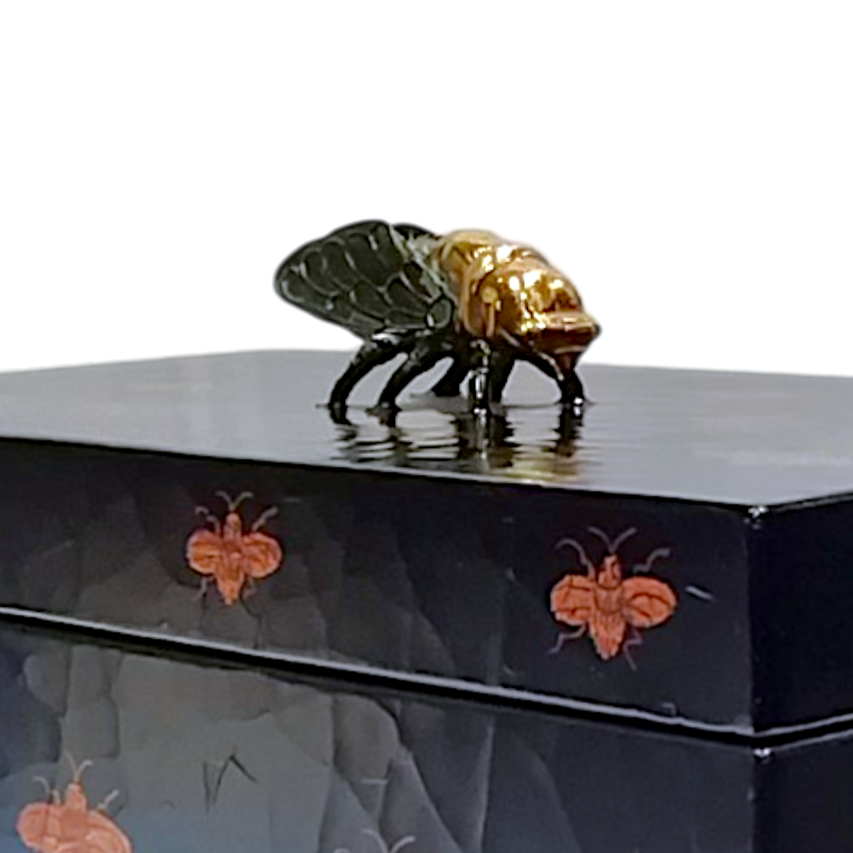 ingrandimento di elemento di decoro: ape in metallo