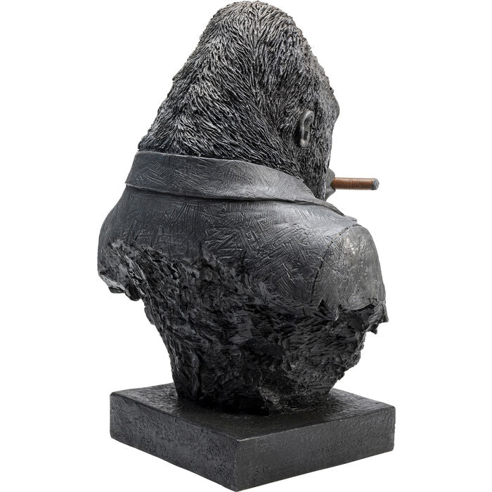 Gorilla umanizzato vestito di tutto punto con papillon rosso e sigaro. vista posteriore di tre quarti