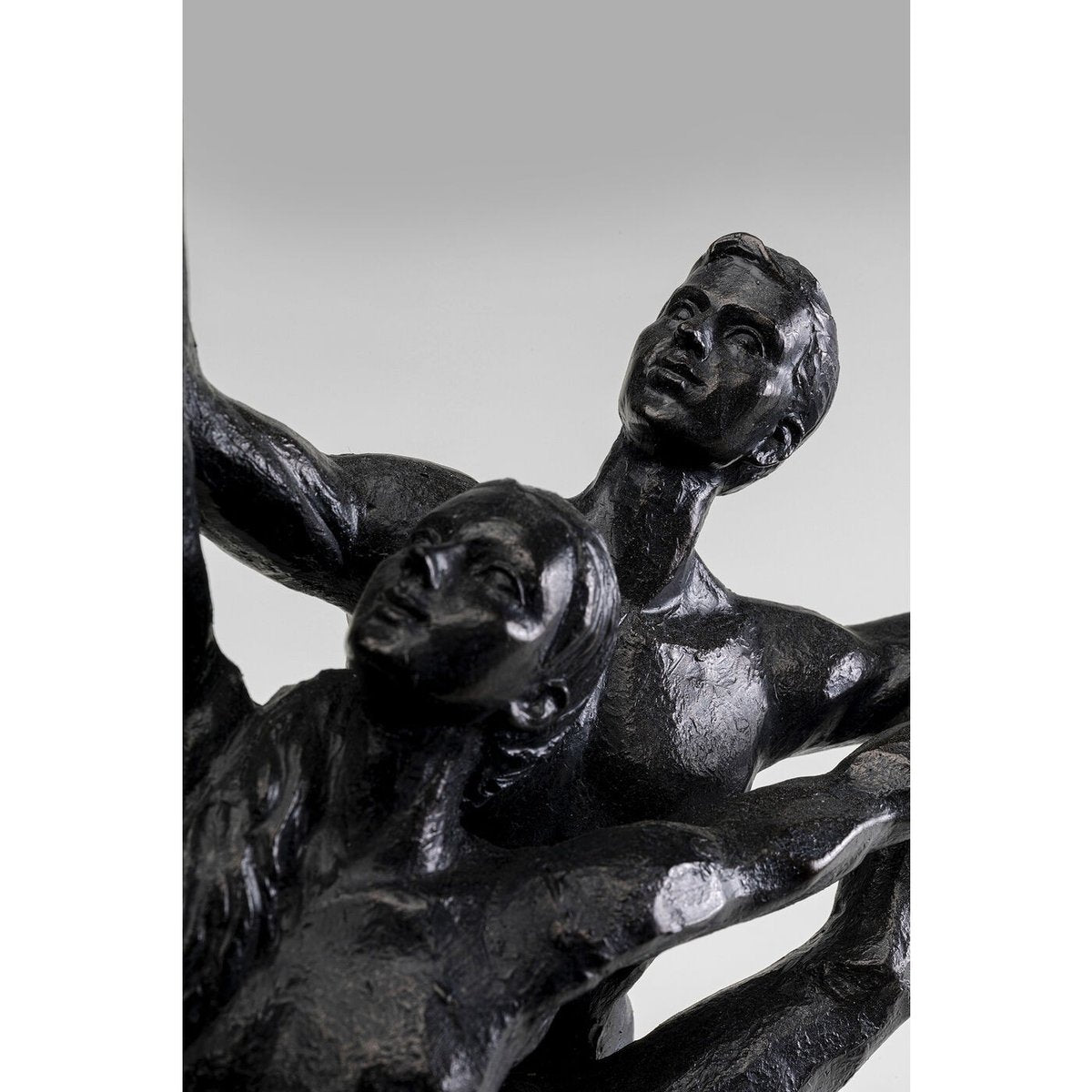particolare zoommato di Danzatori nel Cerchio statua in metallo e resina con base